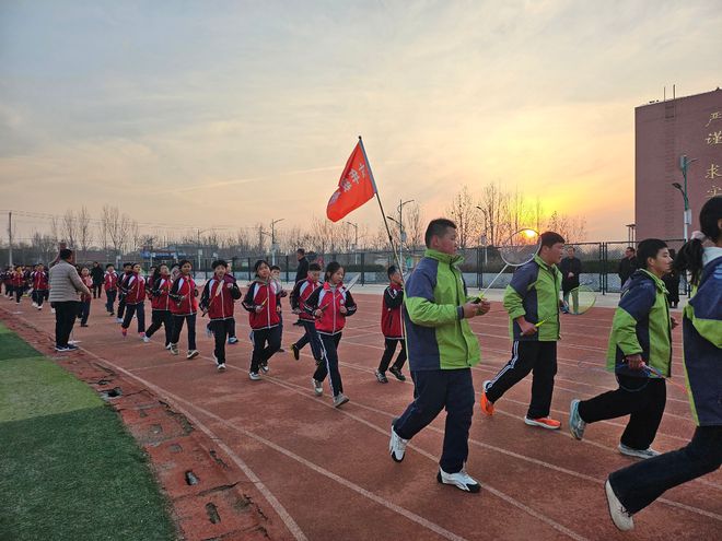 乐共享——洋湖乡中学阳光大课间观摩活动bsport体育网站“绳”彩飞扬“羽”