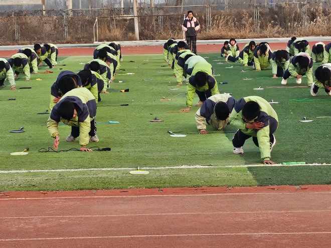 乐共享——洋湖乡中学阳光大课间观摩活动bsport体育网站“绳”彩飞扬“羽”(图3)