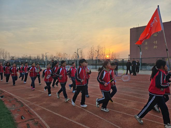 乐共享——洋湖乡中学阳光大课间观摩活动bsport体育网站“绳”彩飞扬“羽”(图4)